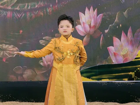 Gương mặt đại diện Nguyễn Trần Trọng Nhân ghi dấu ấn qua hai phần trình diễn mở màn tại sân khấu thời trang văn hóa “Sắc màu Đại ngàn”