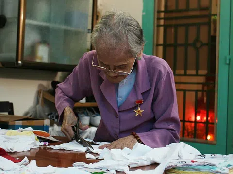 Rơi nước mắt: Mẹ Việt Nam Anh hùng 95 tuổi vẫn miệt mài ngày đêm may khẩu trang hỗ trợ chống Covid