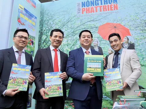 Bí thư Trung ương Đảng, Trưởng Ban Tuyên giáo TW Nguyễn Trọng Nghĩa thăm gian trưng bày của Tạp chí PHANO