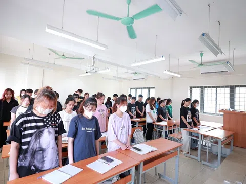 Viên chức, người lao động và sinh viên trường HCCT tưởng niệm các nạn nhân trong vụ cháy Chung cư Mini tại Hà Nội