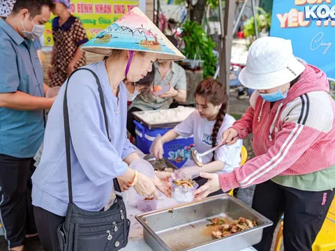 Bữa cơm yêu thương: Ánh sáng trong đêm tối của những cảnh đời khó khăn