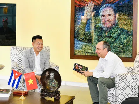 Đại sứ quán Cuba tại Việt Nam tiếp nhận tác phẩm "Fidel Castro Ruz - Cuba trong trái tim người Việt"