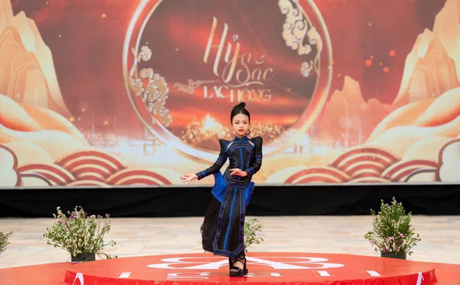 Đại sứ Nguyễn Trần Trân Châu ghi dấu sân khấu Hỷ Sắc Lạc Hồng - Đà Nẵng trong sắc phục dân tộc Hà Nhì