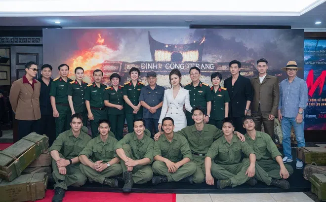 Dàn sao hội tụ tại sự kiện "Mưa Đỏ": Ella May nổi bật với vẻ đẹp cổ điển, đằm thắm