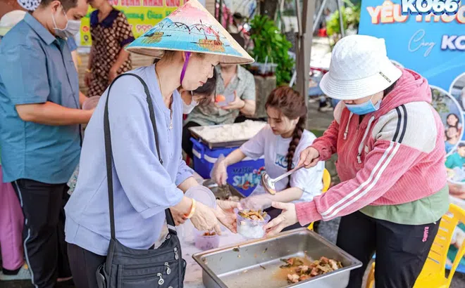 Bữa cơm yêu thương: Ánh sáng trong đêm tối của những cảnh đời khó khăn