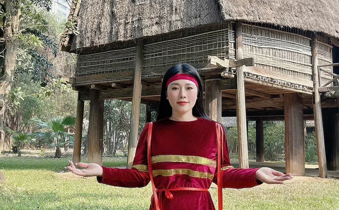 NSƯT Hương Giang hóa thân vào cô gái Pa Kô thể hiện xúc động ca khúc cách mạng