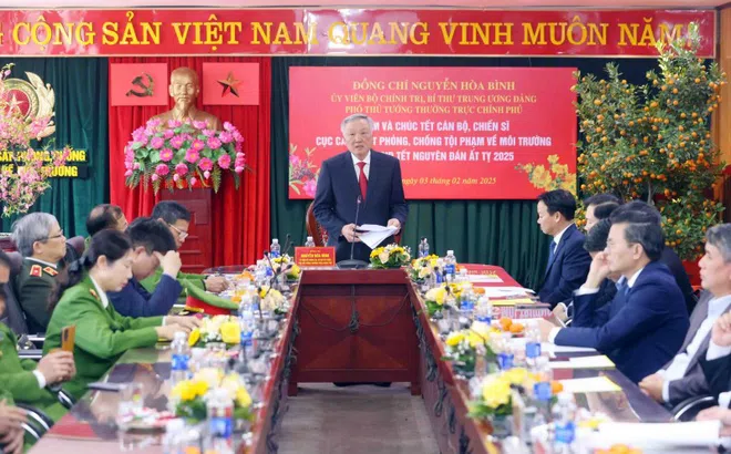 Phó Thủ tướng Thường trực Nguyễn Hòa Bình giao nhiệm vụ cho lực lượng Cảnh sát phòng chống tội phạm về môi trường