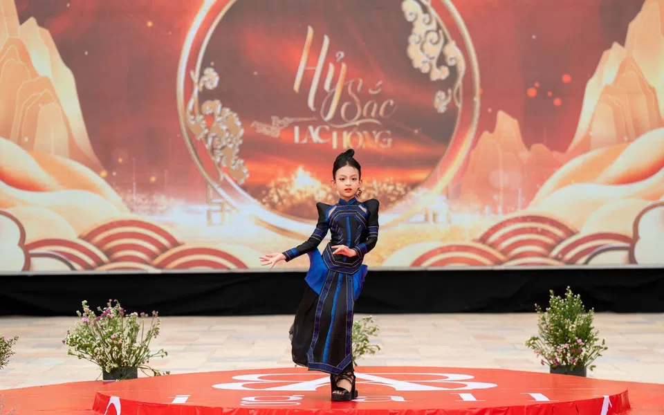 Đại sứ Nguyễn Trần Trân Châu ghi dấu sân khấu Hỷ Sắc Lạc Hồng - Đà Nẵng trong sắc phục dân tộc Hà Nhì